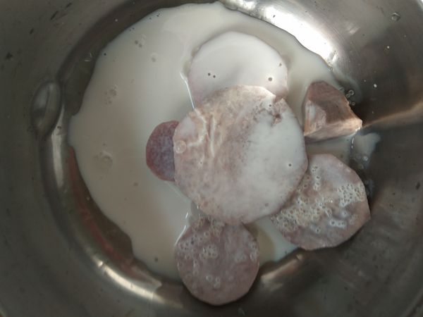 加入100ml的鮮奶，因為ching使用小型食物料理機，所以分二次攪打，如果您使用果汁機，就可以省略步驟3和步驟4，直接倒入需要量的牛奶攪打即可。