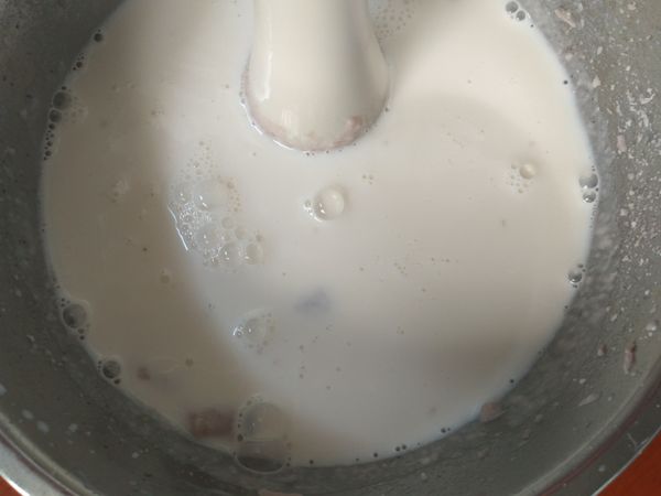 加入700ml的鮮奶攪打均勻就完成了。