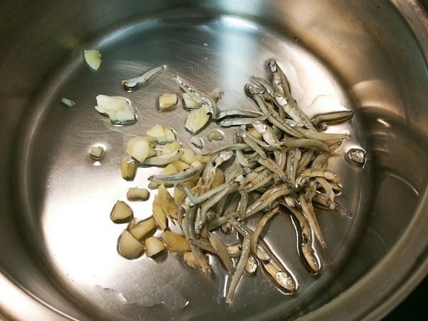 小魚乾及蒜末苦茶油爆香
