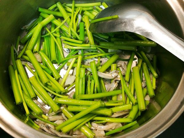 先加入菜梗拌炒。