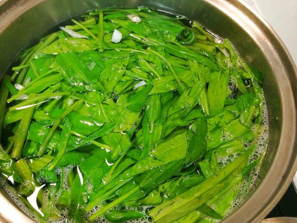 再加入空心菜葉及水，中火煮10分鐘。