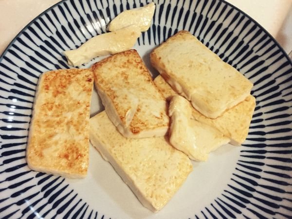 熱油鍋後下豆腐煎到變色後撈起