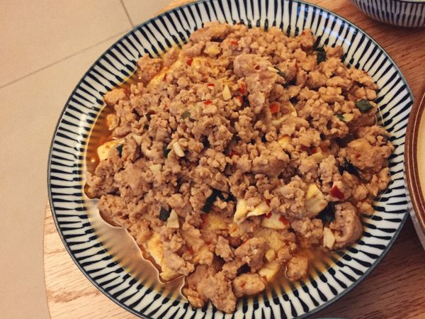 最後加入豆腐、糖、水半碗，煮到近收乾，加少量太白粉收汁即可