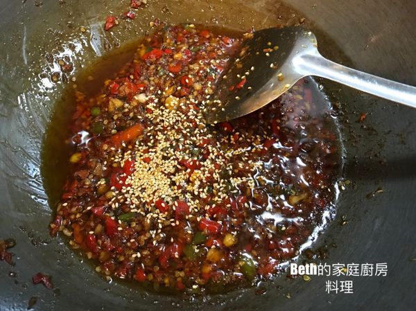 加入醬油、蠔油、鹽炒5分鐘，再加入芝麻、香油拌勻後熄火，撈出月桂葉