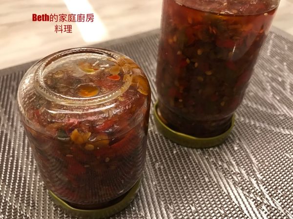 稍微放涼後，裝入用熱水煮過瀝乾的玻璃罐中，倒扣保持真空，放在陰涼處保存。開蓋後則冷藏保存。