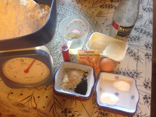 材料如圖都先備好，奶油要室溫放軟，蛋黃先分出來放在一個小碗裡，蛋白還有其他麵糊材料全部都放到一個攪拌盆裡，用手攪拌均勻。