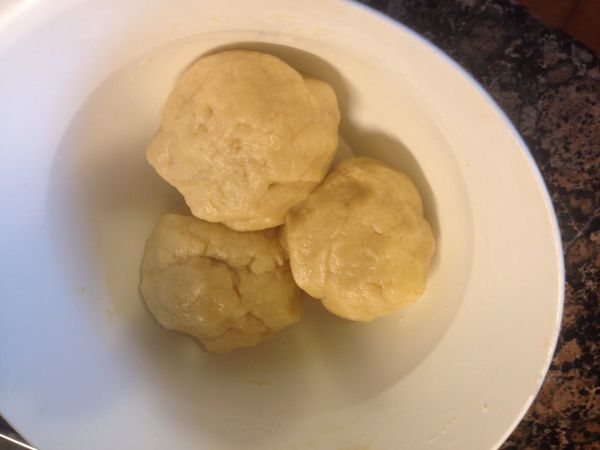 因為雞蛋大小不同，所以麵粉可能會比300克再多一點，大概最多350克，麵團是一個油濕性麵團，加了3T的醋味道有點兒酸。平常我只是加少量的醋，這個食譜居然加到3T,這裡的T是西餐喝湯用的湯匙。第一次加這麼多醋，心裡有些擔心，不管了，試試看。拌好的麵團分成三等份如圖。