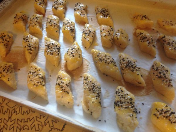 送入預熱好的烤箱，180度，中下層，大約烤25-30分鐘，烤到表面金黃酥脆即可，不要立刻拿出烤箱，再放5-20分鐘。拿出放涼即可享用