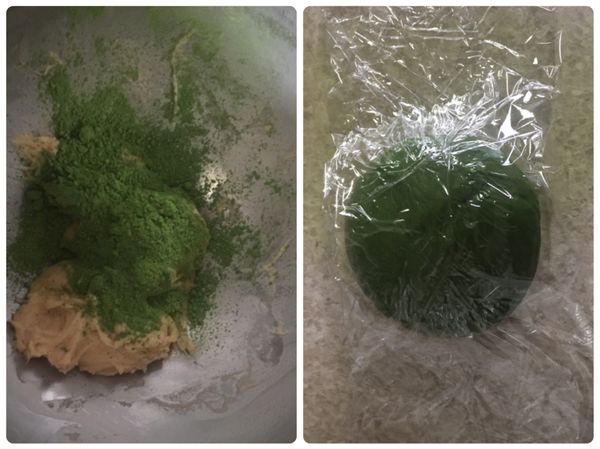 攪拌缸裡加入抹茶粉打勻、麵團光滑，取出滾圓蓋上保鮮膜鬆弛5分後保鮮膜包好桿成方形送入冰箱冷藏備用。