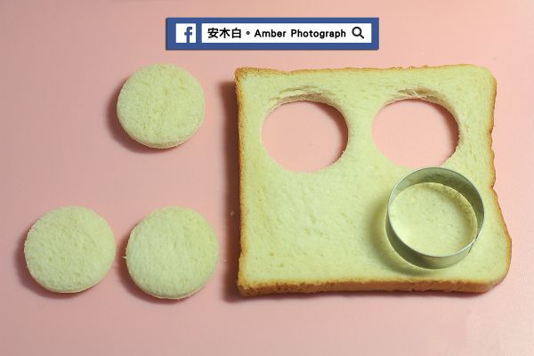 拿出一片全家-元氣土司，用圓形模具壓出圓形。