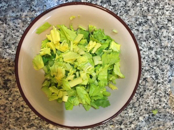 將芹菜葉洗乾淨之後切碎備用