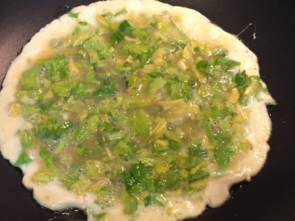 熱油鍋之後倒下去煎，煎至表面微焦之後翻面，可利用鍋鏟以及筷子輔助，讓蛋完整翻面。