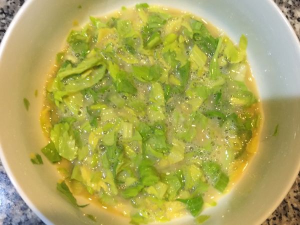 再將切好的葉子加入，拌勻之後再加入鹽巴