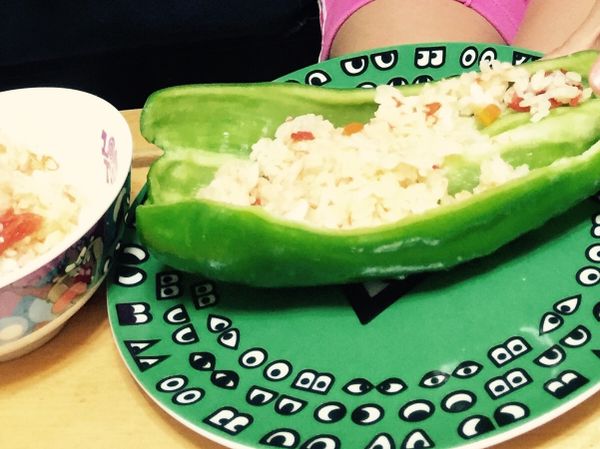 1洗米煮飯時可將紅蘿蔔蕃茄加入同時煮，煮好時拌一拌，無需調味
2青椒洗淨，上方剖半，將煮好的飯填入青椒內