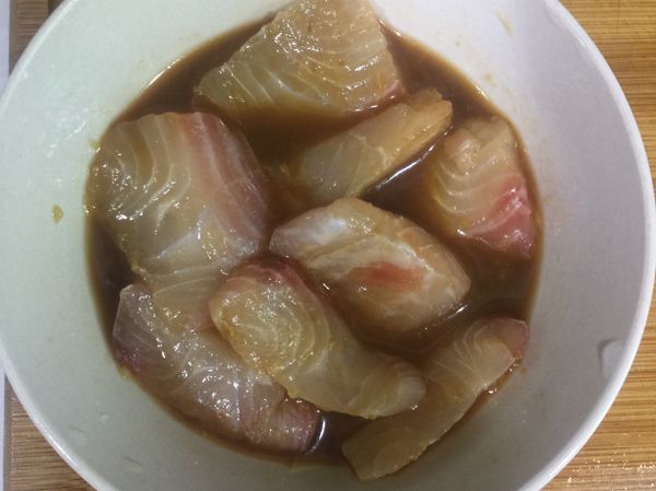 鯛魚片切成適當大小放入碗中，將醃料（除了蛋黃跟玉米粉）加入醃15分鐘。