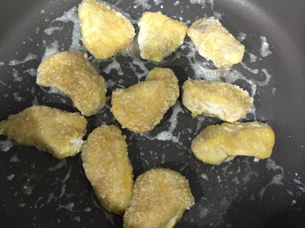 醃料倒出加入一顆蛋黃跟玉米粉拌勻，表面沾裹炸粉，熱油鍋放入鯛魚片煎熟後取出。