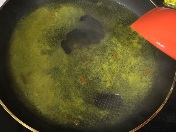 熱鍋放入一匙糖炒至融化，加入柳橙果醬和兩大匙水收乾一點，柳橙汁兩匙一匙檸檬汁加入少許太白粉，下鍋勾芡成醬汁，加入鯛魚片均勻裹在表面，起鍋撒上少許柳橙皮就完成囉！