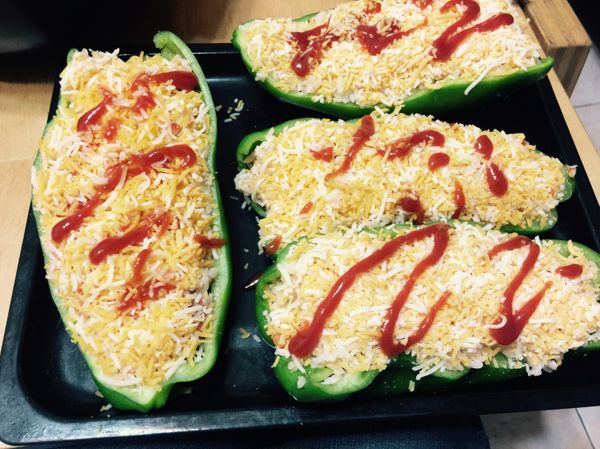 3放上乳酪絲，撒點黑胡椒粉，淋點蕃茄醬
4進烤箱，250度，15分鐘左右，烤至乳酪完成