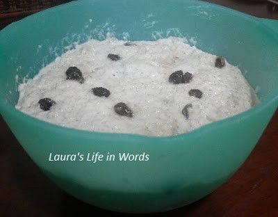 量好所有食材份量一一放進盆子裡，用湯匙混合攪拌均勻無粉狀即可。
蓋上保鮮膜(不要密封)在室溫中靜置約兩小時，爾後將麵糰放入冰箱冷藏到隔天早上再來使用。