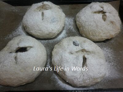 取出麵團前先在麵團及手上灑上一些麵粉，將麵糰均分成四個，塑成圓形或自己想要的形狀，置於烤盤上蓋上保鮮膜發酵約一個小時呈兩倍大。
麵糰發酵完成時撒一些手粉再用剪刀在上頭剪十字作裝飾。