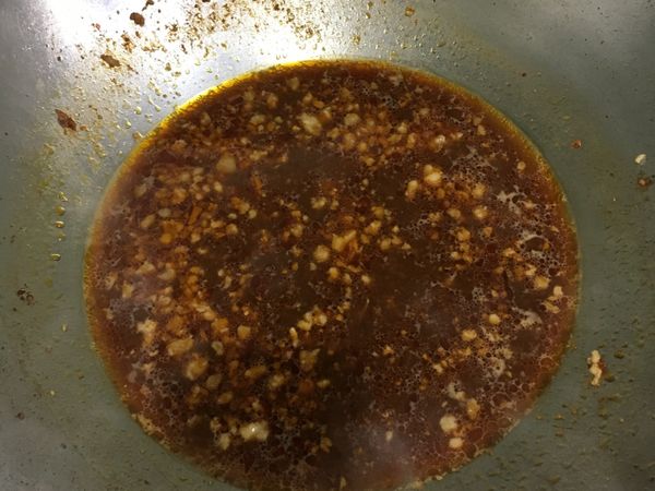 加入適量的水(大約可以蓋過臭豆腐的量)我放了2米杯
放入糖和麻油1大匙，試味道加入鹽，煮滾