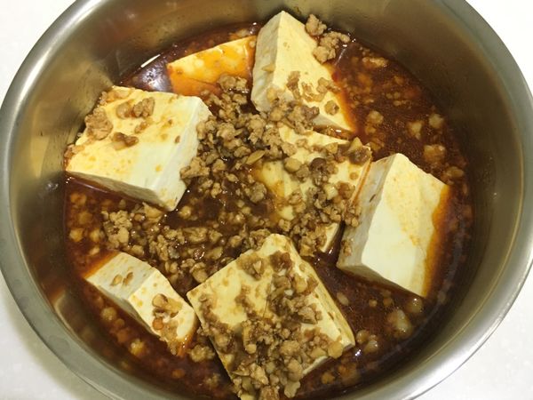 將臭豆腐放入深盆中(我是用電鍋的內鍋)
把炒好的湯料倒進去