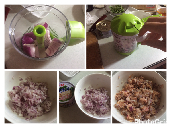 先將紫洋蔥打成丁，鮪魚罐瀝掉油水，兩種放入盤中拌勻，備用。