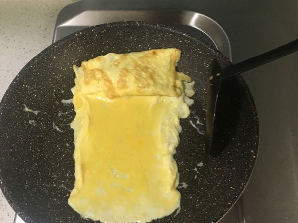 完成後再倒入剩下的蛋液
用鍋鏟調整成長條型狀