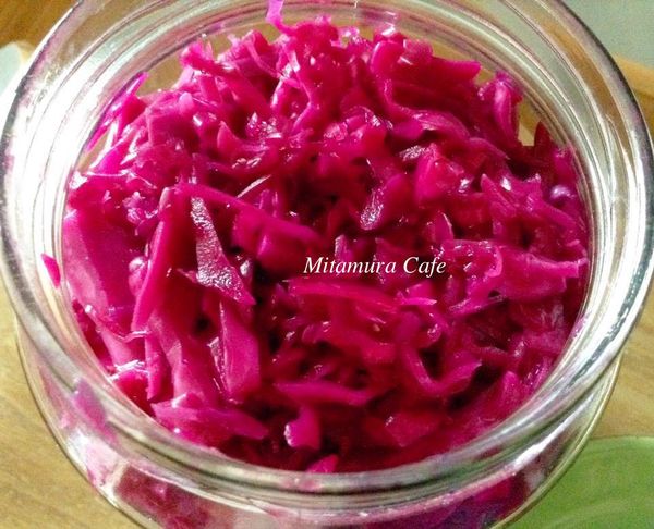 紫色的酸白菜，其實就是用「紫高麗菜」發酵做的酸菜~~紫高麗菜的營養價值是一般高麗菜的數倍呢。富含花青素，食物纖維多，對消除疲勞、抗氧化都有極高的效果。