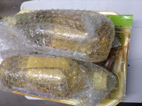 5：在上面放上重物平均壓好（我用二瓶裝滿調味料的瓶子）。放在陰涼處，我的室溫約是18度，放置約10天，若是在20-25之間大概5-7天左右。最好不要超過25度，儘量放在涼爽的地方，讓它慢慢發酵。發酵太快速的話，風味不如緩慢發酵的好。