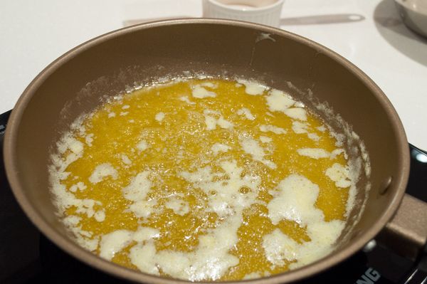 製作榛果奶油 (放在小鍋以小火加熱 煮至榛果咖啡色，出現臻果香味即可)。
*榛果奶油並不含榛果，指的是帶有榛果色澤的微焦奶油。