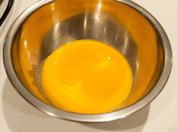 在別的容器裡將蛋,糖,蜂蜜攪拌均勻。