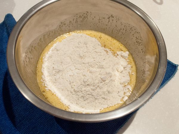 將九州鬆餅粉加入攪拌均勻的蛋液內。