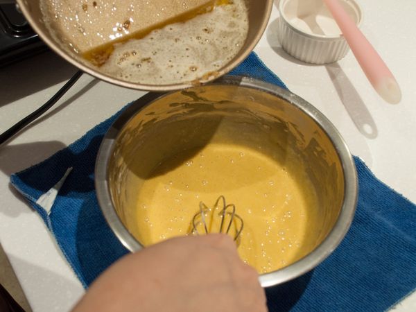 將煮好的榛果奶油倒入麵糊中。