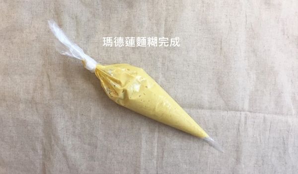 麵糊攪拌均勻，放入擠花袋(或透明塑膠袋)中，放入冰箱冷藏約20分鐘(記得這段時間要預熱烤箱至200度)。
*若時間允許，可冷藏更長時間，讓麵糊熟成，會更香。