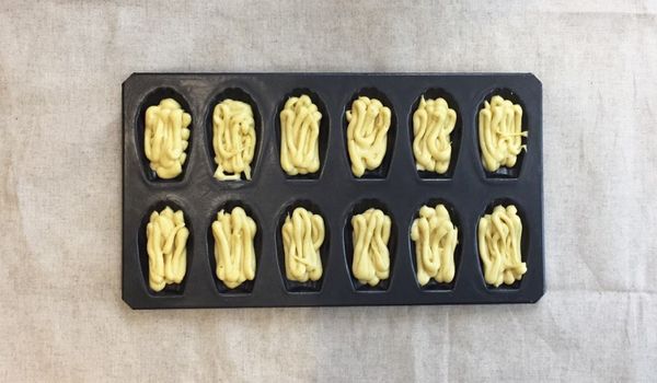 將冷藏的麵糊取出，擠入模型中就可進烤箱(以200度25分鐘)烘焙了。
*模型可先塗抹固體狀奶油和麵粉，比較好脫模。