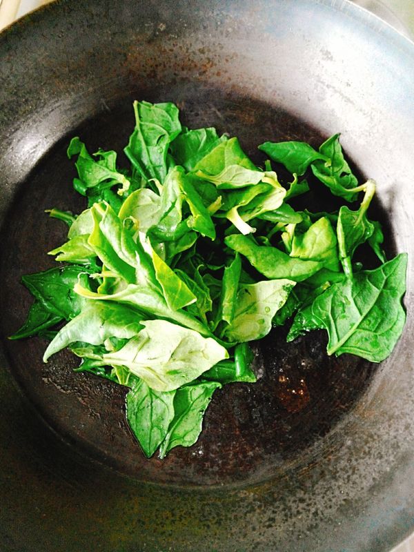 熱鍋，加油，將菠菜炒軟，盛盤放涼。