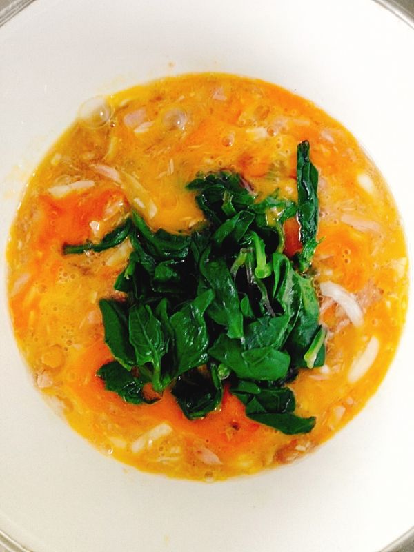 備盆，放入雞蛋，鮪魚，乳酪與放涼的菠菜，拌勻。