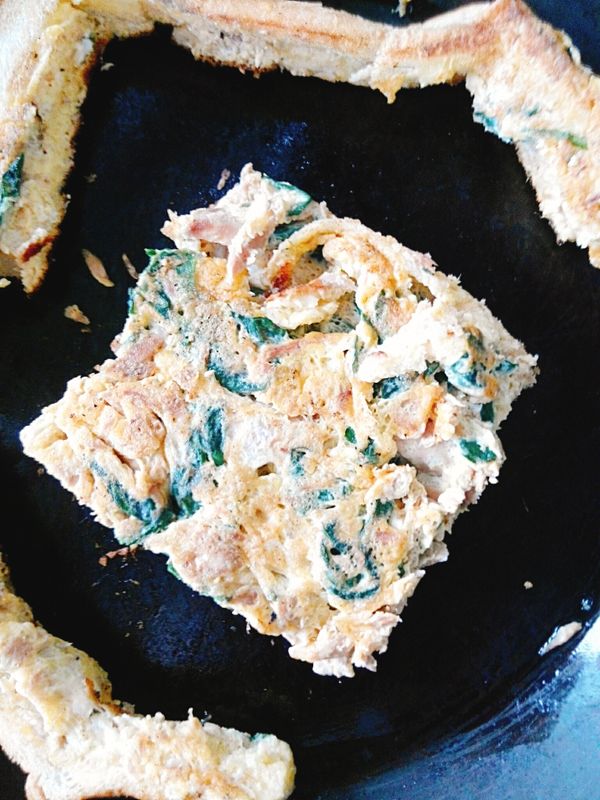 兩面煎金黃後將土司邊去掉。
此時蛋的形狀大小會與去邊土司相同。