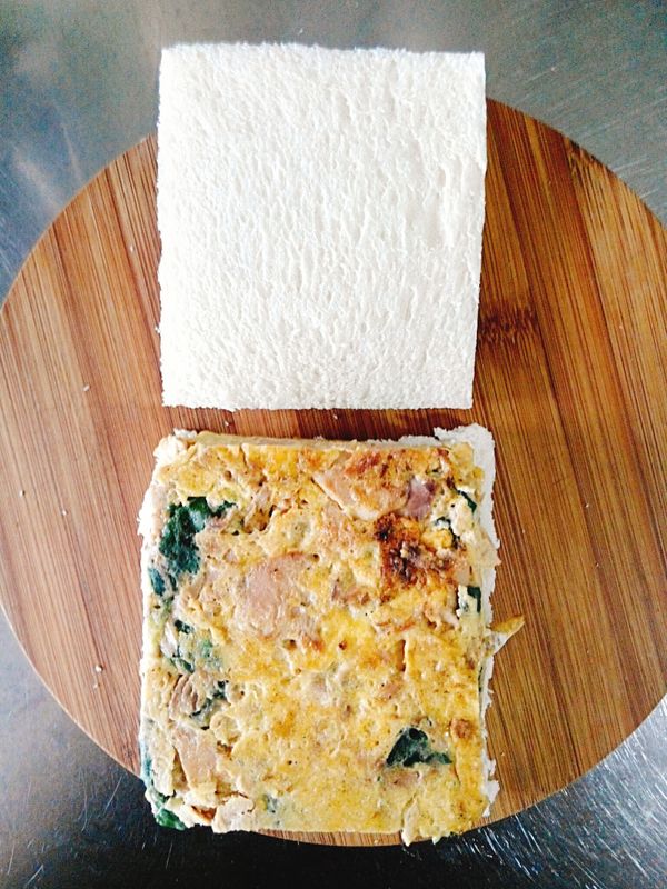 蛋放微溫後，放至去邊土司上。