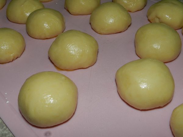 油皮材料放入麵包機中拌勻，醒20分，再每30克分一個，一共可以分為20個