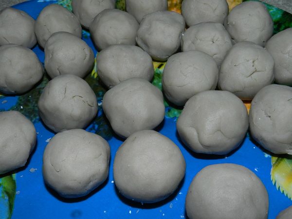 芋頭豆沙分為20克一個，共分40個，麻吉一分為二，也分為40個，然後包入芋頭豆沙中