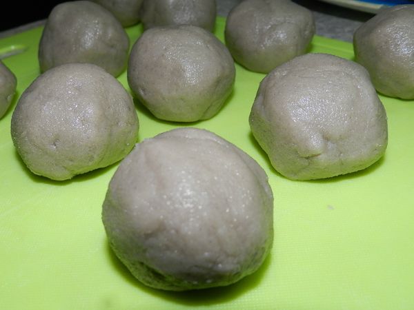 油酥材料入麵包機中扮勻，我香精沒有加太多，所以沒有很紫，打勻後，每30克分一個，一共20個