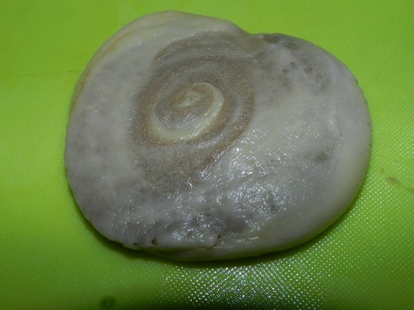 切面朝下，將麵團壓扁