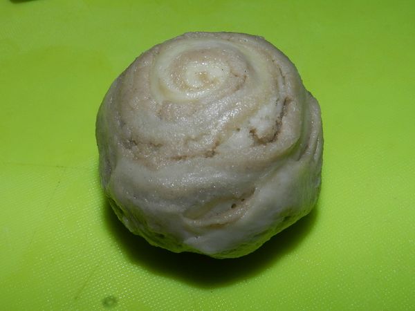 切面朝外，將餡料包入