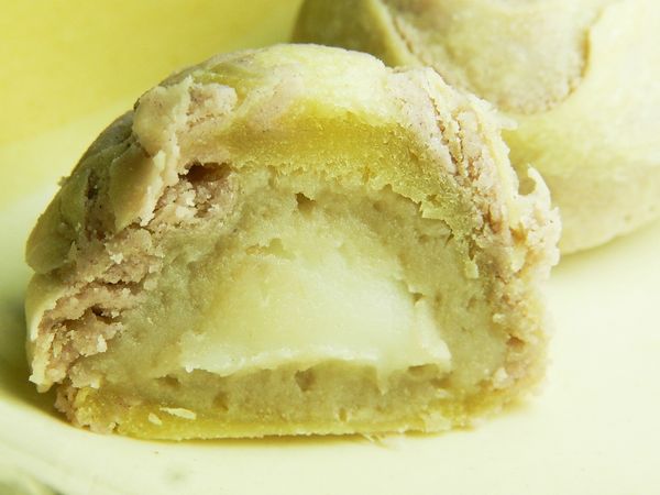 切開後可以看到芋頭豆沙跟麻吉~~泡上一杯茶~好吃~