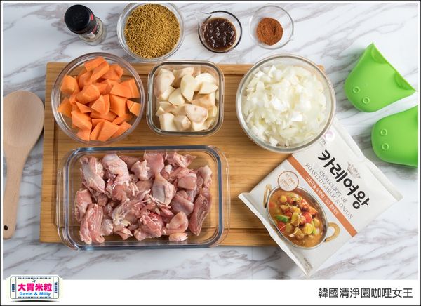 食材：去骨雞腿肉(可用雞胸肉或其他肉品)、洋蔥、紅蘿蔔、馬鈴薯
調味料：咖哩粉、韓式辣椒粉、鹽巴、胡椒、料理米酒、醬油、水