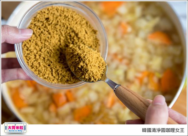 作法4：等到水滾後，便可加入咖哩粉，這部份可依水量調整，
大家不要一起下太多咖哩粉，建議可以邊試味道邊調整自己喜歡的濃度