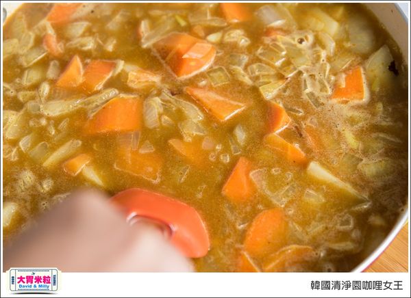 由於馬鈴薯與咖哩粉內都有含澱粉，
咖哩醬越煮越濃稠，這時記得轉小火，避免鍋底燒焦囉！
等到咖哩香氣煮出來後，咖哩就能上桌囉