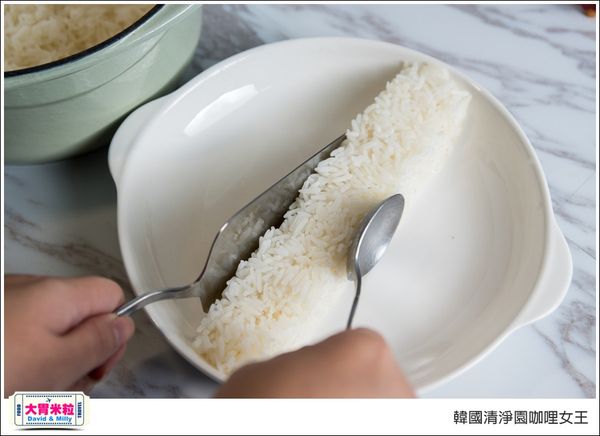 米粒挑戰是韓國人氣熱夯IG美食照「雙醬咖哩飯（又稱鴛鴦咖哩飯」
重點在於白飯擺盤壓成長方形樣子，相當可愛
哈哈，像我直接使用蛋糕鏟和湯匙把飯壓實，漸漸地出現可愛的長方形白飯橋了！